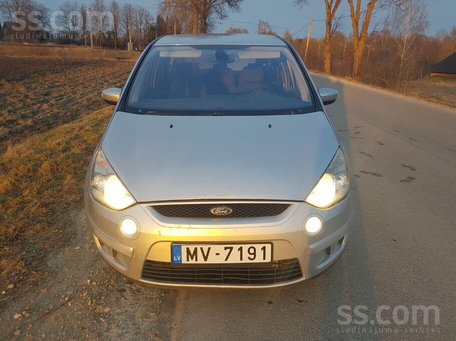 Ford Mainu pret kravas mikroautobusu. 