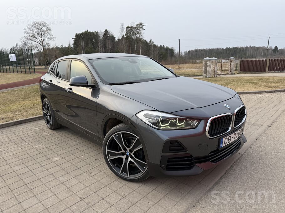 Adaptīvie led lukturi, R20 diski, M ādas stūre. projekcija uz stikla, lielai