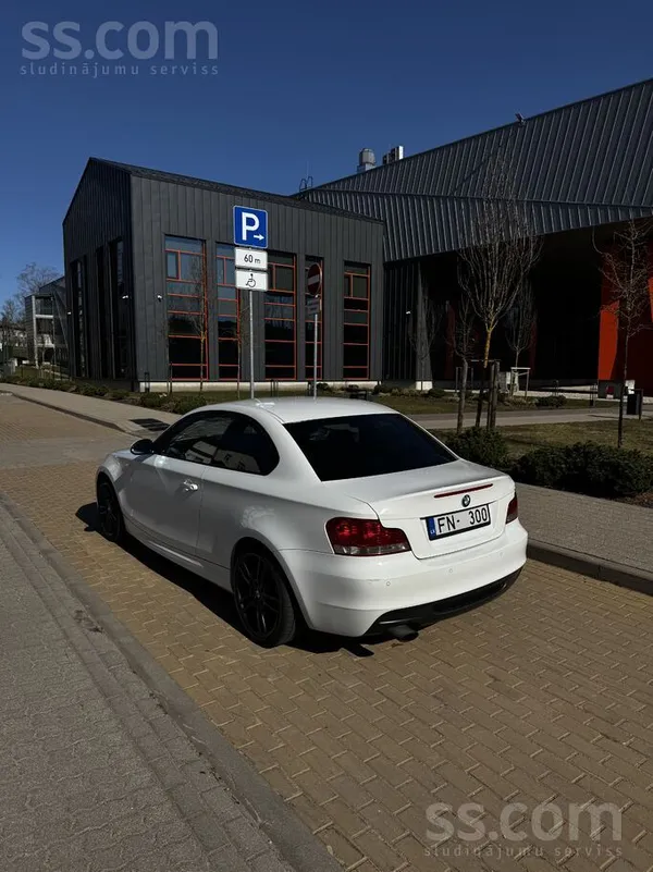 BMW Pārdodu pirmās sērijas kupeju, manā īpašumā trīs g