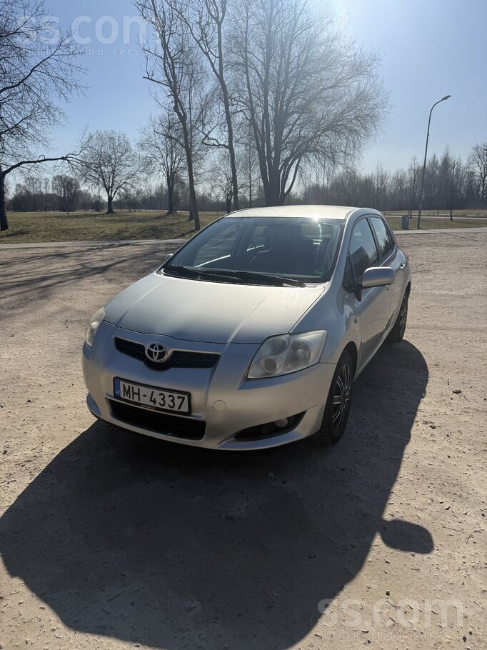 Pardodas uzticama Toyota Auris 2.0 126 z/s. Ļoti dinamisks dzinējs pilsētā.