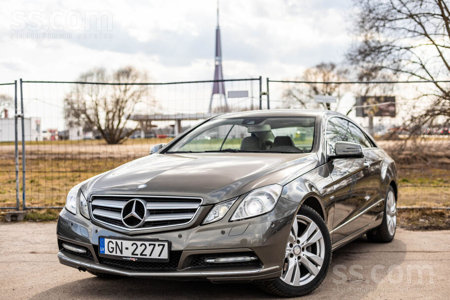 Mercedes-Benz E250 ar 1.8 benzīna dzinēju un automātisko ātrumkārbu. 
Tiem,