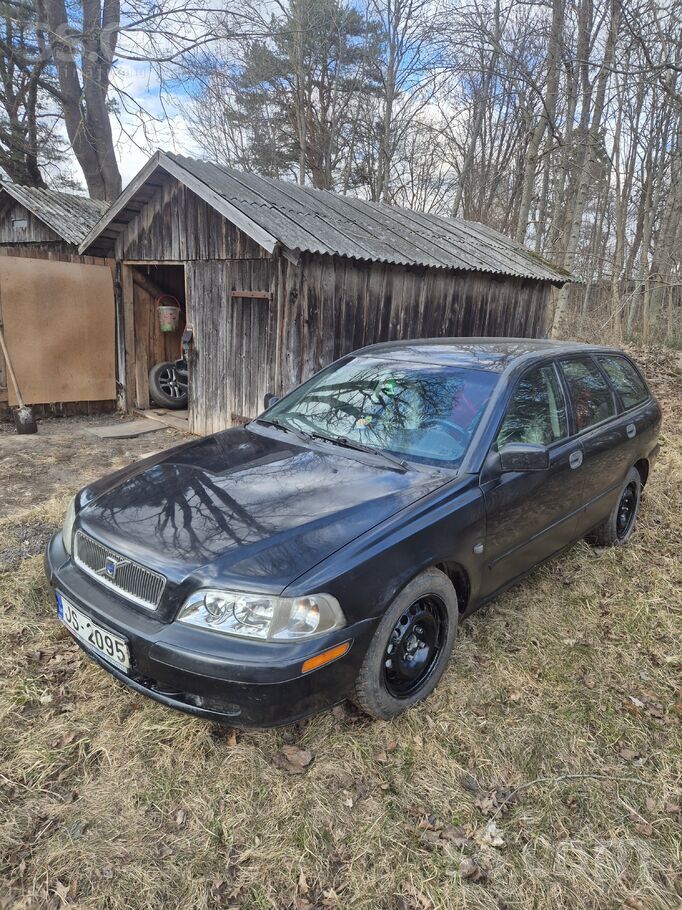 Pārdod volvo v40 2001 gada ar 1.9Td
Jauns akb, ģenerātors, visu bremžu Kluči