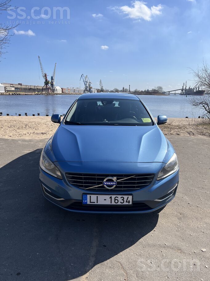 Volvo Volvo V60 d4 2015 ērts un uzticams universālis
