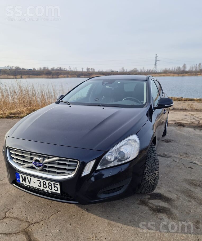 Volvo V60. очень экономный авто в хорошем состоянии, не битая, чистый салон.