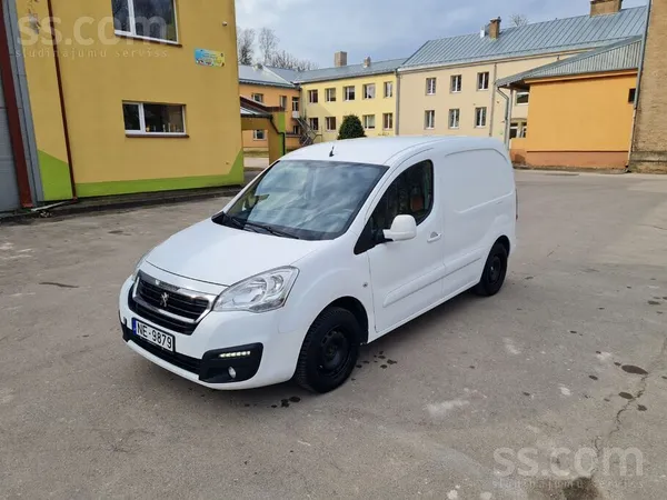 Latvijā ievests 2022 gadā. Peugeot Partner kravas furgons ar 3 sēdvietām. Uz