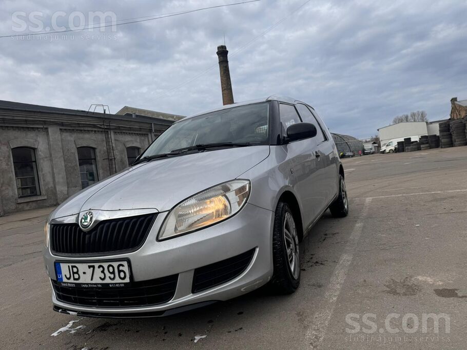 Labā tehniskā stāvoklī. Ceļa nodoklis par šo gadu nomaksāts. Ir sīki nebūtis