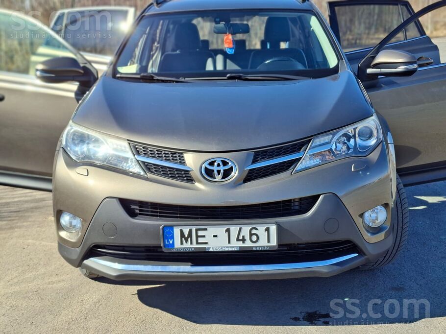 Toyota Rav4 2015 г. в. в хорошем состоянии. Надёжный и экономичный автомобил