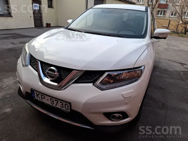 Nissan Nissan X-Trail perlamutra baltā krāsā ar 1.6 litru