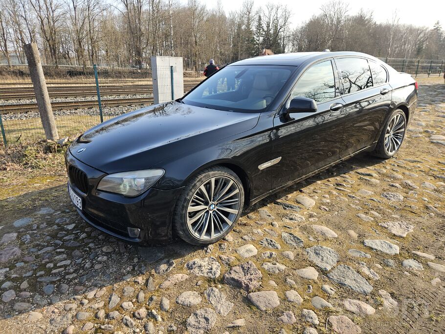 BMW 740i ar melno apskati, jo nav katalizatora. 