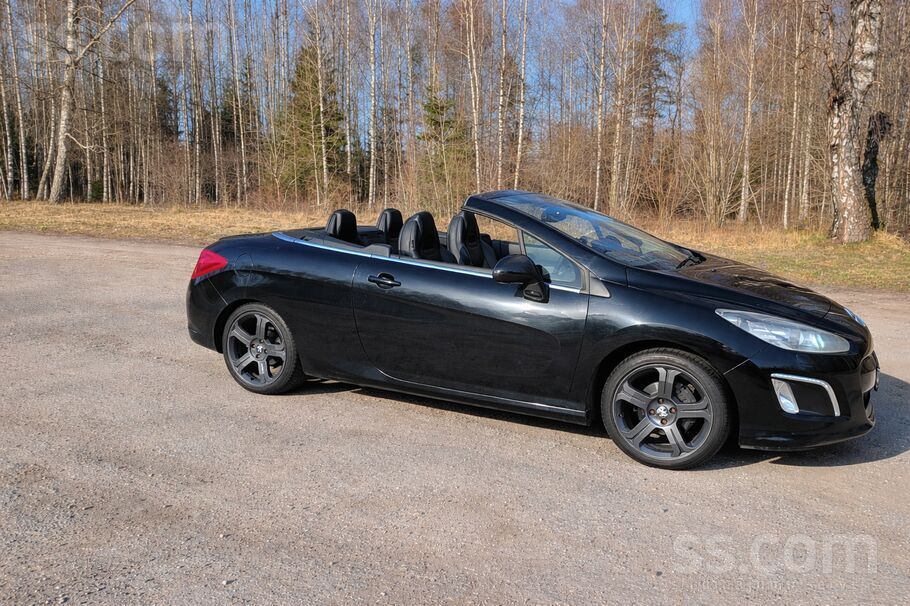 Продаю очень красивый кабриолет с жёсткой крышей. Рестайловая модель, двигат