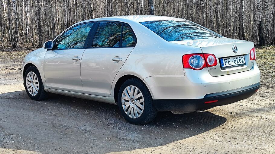 Pārdodu uzticamu auto, tiek lietots katru dienu, tehniski braucams, bez prob