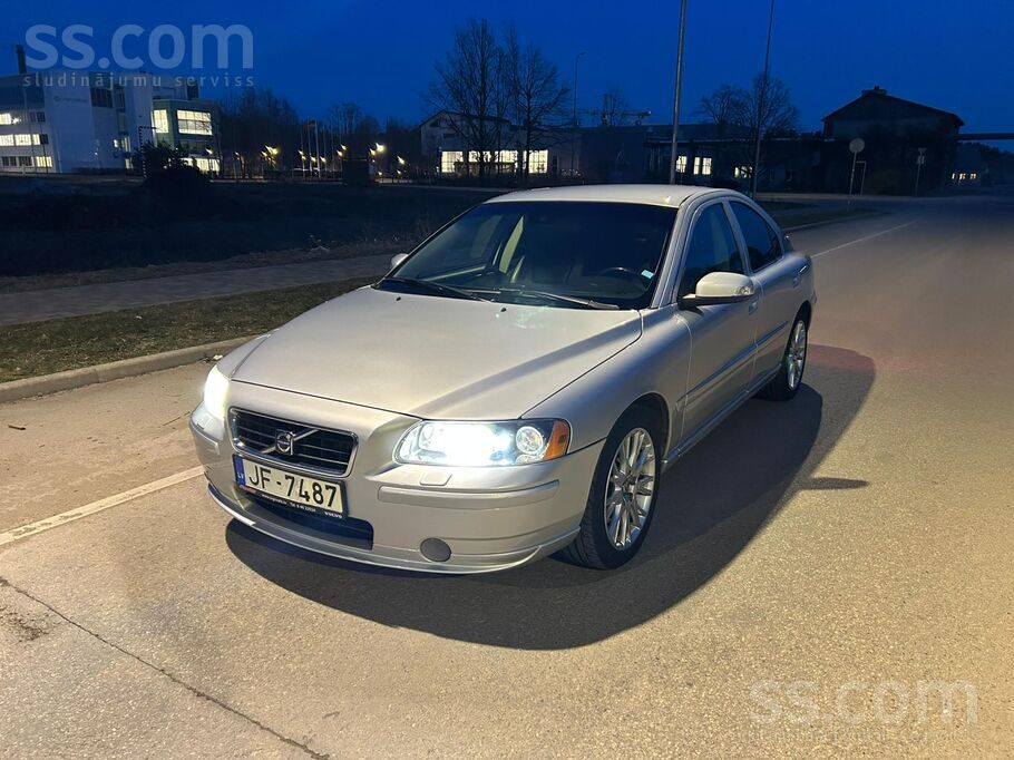 Volvo Pārdod Volvo S60 D5 (185 Zs)