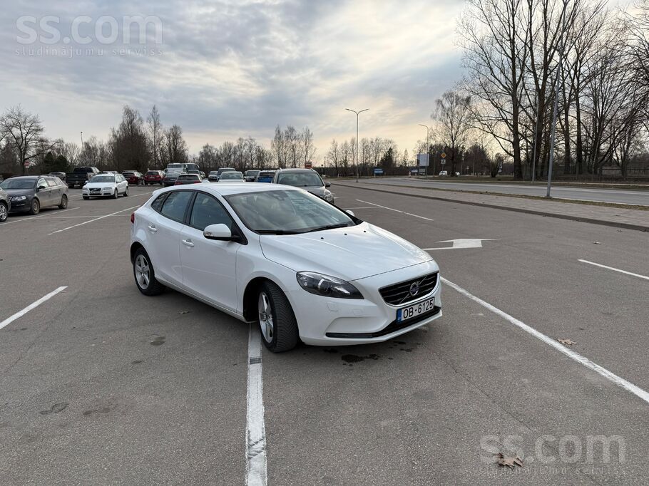 Pārdodu Volvo v40. Mašīna labā stāvoklī, gan vizuāli gan tehniski. Ar paties