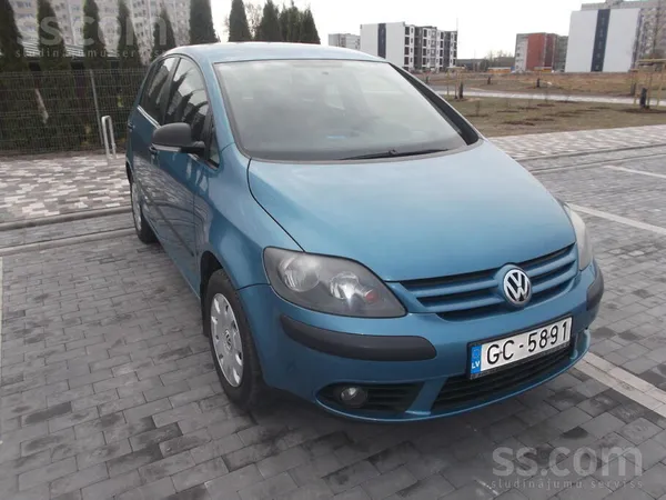 Volkswagen Pārdod Golf Plus, ar 1.6 benzīna dzinēju - labā st