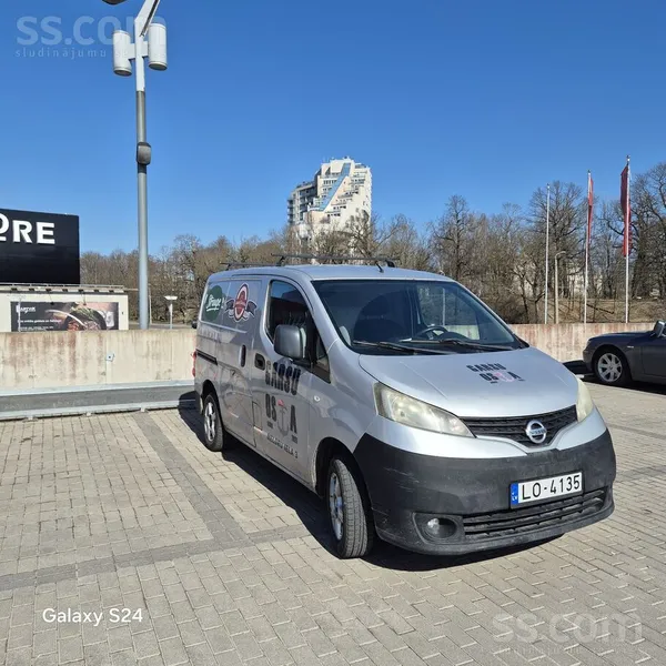 Uzņēmums pārdod attēlā redzamo kravas transporta furgonu, skate līdz 15.06.2