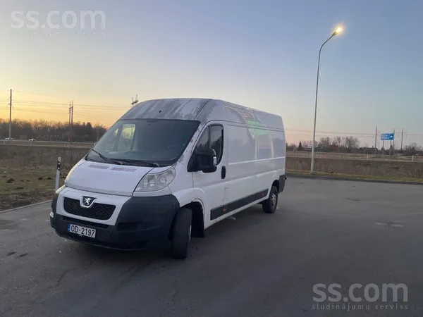 Peugeot Labs darba buss, brauc, bremzē un rūc. Sakopta kra