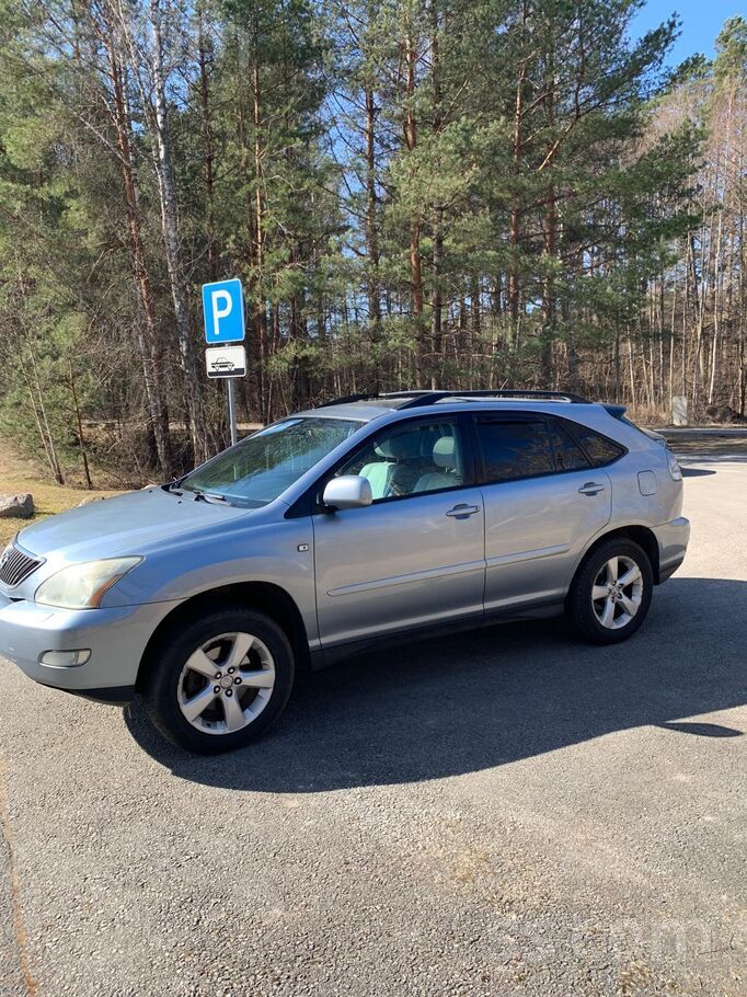 Lexsus Rx330 Pardodas bez numurzīmes.