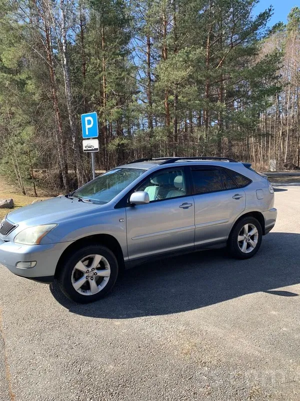 Lexus Lexsus Rx330 Pardodas bez numurzīmes.