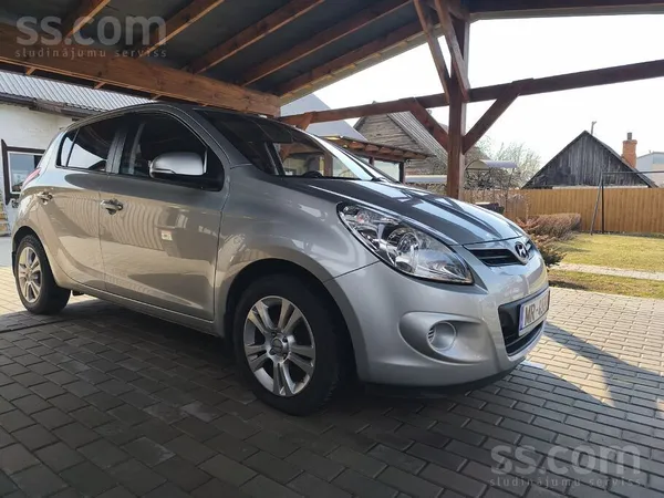 Hyundai Pārdod Labu Auto Ideāls Pirmais Auto / Pilsētai