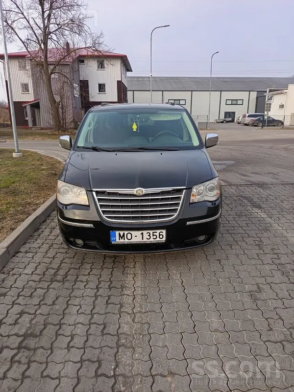 Chrysler Отличный семейный семиместный автомобиль. Особенно