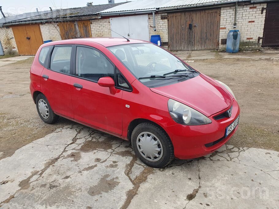 Pārdod Honda Jazz. Tīrs salons, ļoti ietilpīga. Ekonomiska. Nesen veikta apk