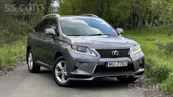 Lexus Ir daži nelieli vizuāli defekti, bet automašīna br