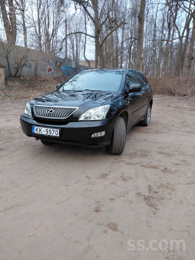 Ir daži nelieli vizuāli defekti, bet automašīna brauc labi. Var aizvest to t