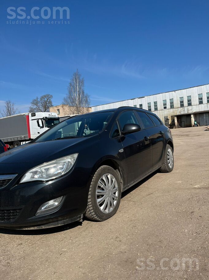 Tiek tirgota Opel Astra J Sports Tourer ar pasvaigu tehnisko apskati, automa