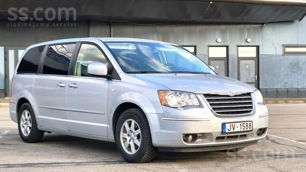Chrysler Foršs, kopts auto ar labu komplektāciju. 
