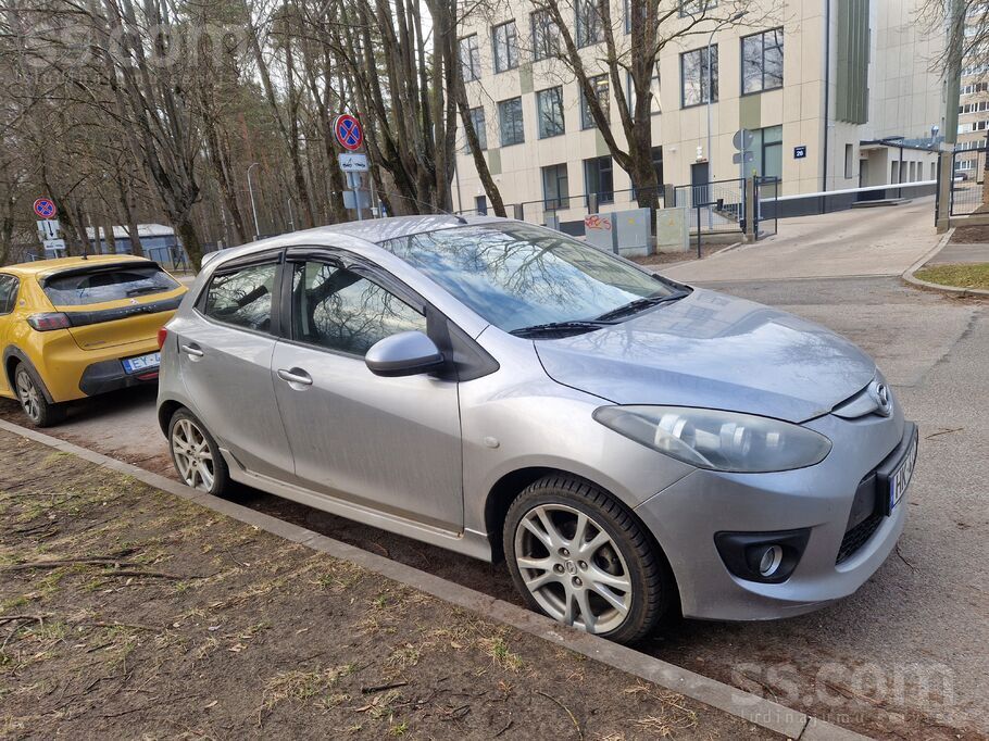 Продаю Mazda 2 Sport. Также отдаю 2 комплекта оригинальных литых дисков с хо