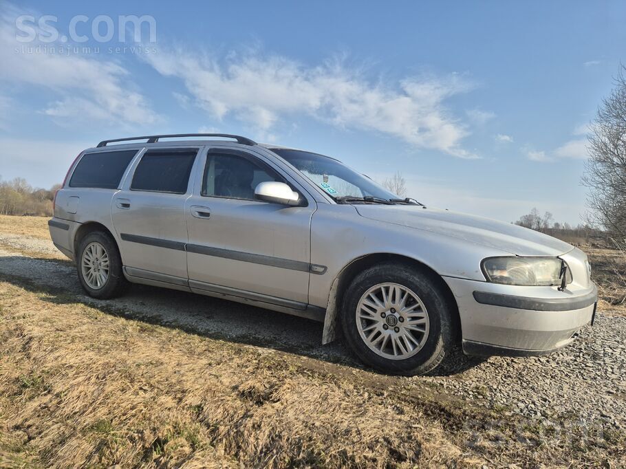 Volvo Pārdodas Volvo V70 (2003). 