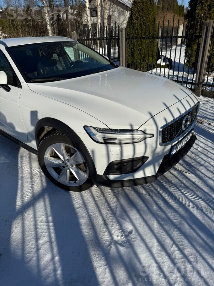 Volvo Sakarā ar a/m maiņu uz lielāku pārdod Volvo V60 Cr