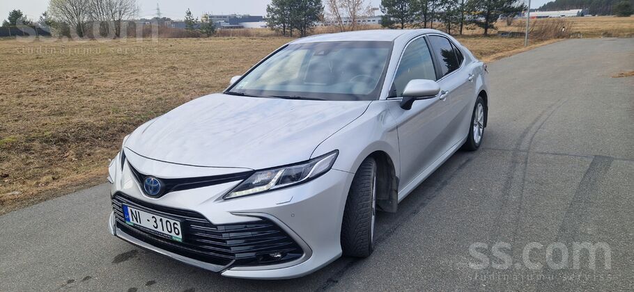 Toyota Camry 2.5 Hybrid ar garantiju. Pirmā reģistrācija veikta 2022. gada 2