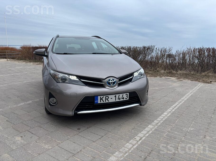 Pārdod bez steigas Auris Touring 1, 4 D ar 6 pakapju manuālo kārbu, vid patē