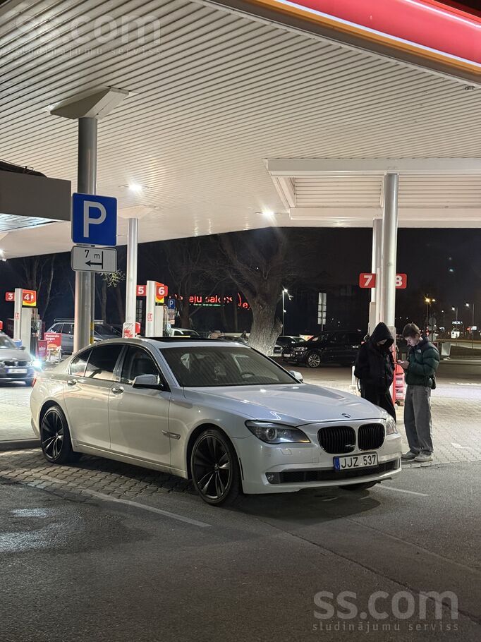 Pardodu BMW 750i 
4.4 biturbo 300kw
Stada nevienmerigi, knapi brauc
Lugum