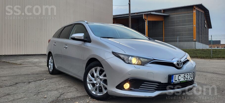 Toyota Stilīgs, ietilpīgs, svaigs 2016.gada Toyota Auris 