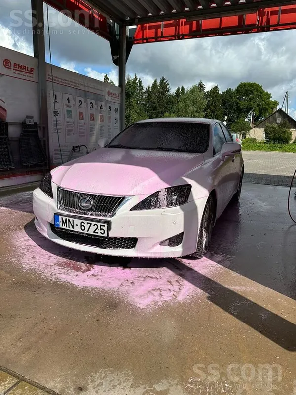 Lexus Stilīgs, ekonomisks, uzticams un komfortabls auto,