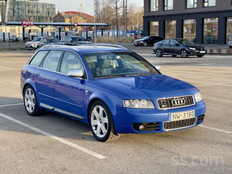 Pārdodu pilnīgi stock Audi S4 Avant Quattro.
4.2l atmosfēras dzinējs (345z