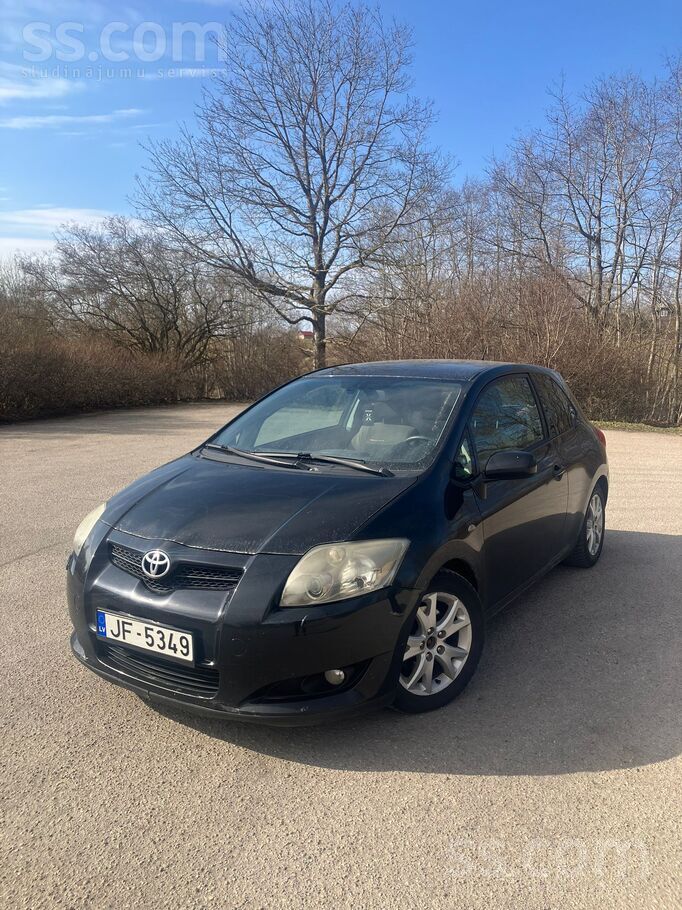 Pārdodu Toyota Auris, motors ar ķēdi. Divas durvis. Auto ir korozijas pazīme