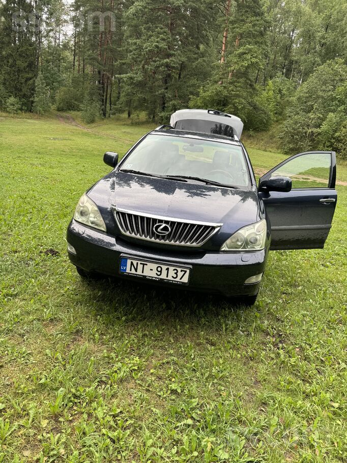 Mašīna labā stāvoklī. Daži vizuāli defekti, nekas traks. Mašīnai motora kapi