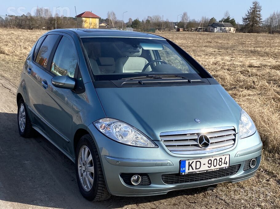 Mercedes Ērts neliels auto ar gaišu salonu