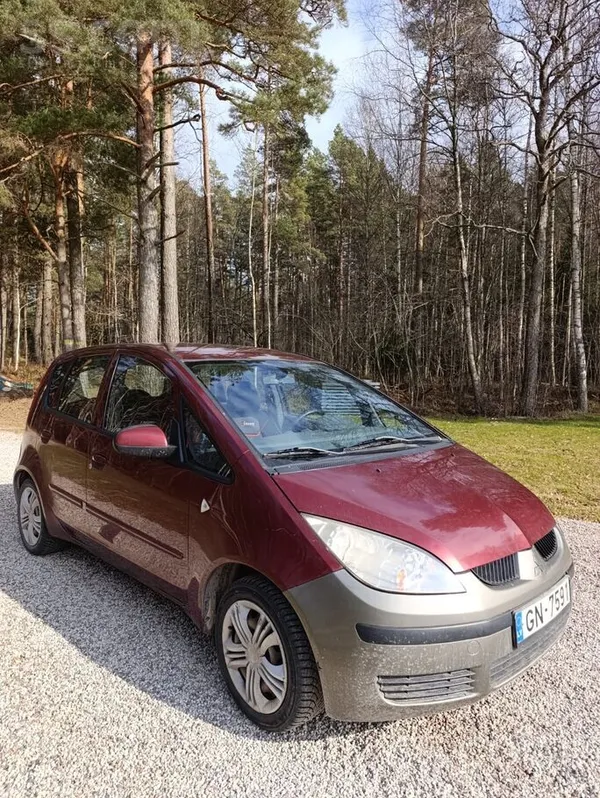 Mitsubishi Auto ar tikko izietu apskati, ir vizuāli defekti.