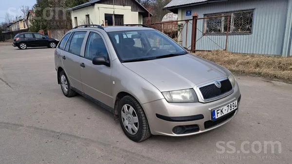 Skoda Pardodu labu auto , uz skate jāmaina priekšu logu,