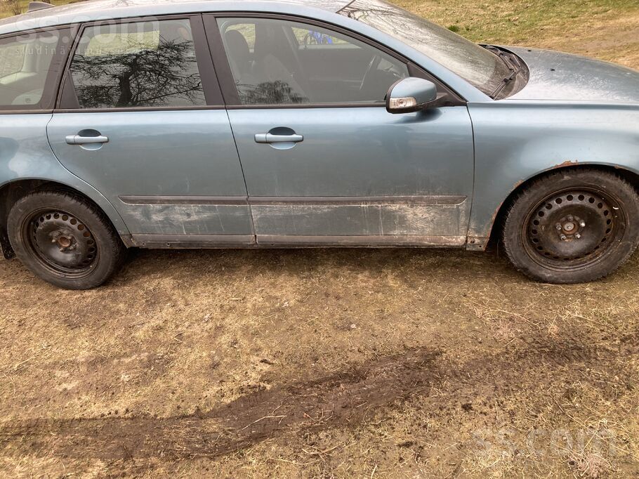 Pārdodu Volvo v50 ar motora defektu sīkāk info pa telf vai whatsapp. Bez par