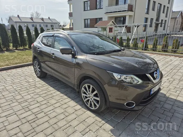 Nissan Ekonomisks un ņiprs pilsētas krosovers ar automāti
