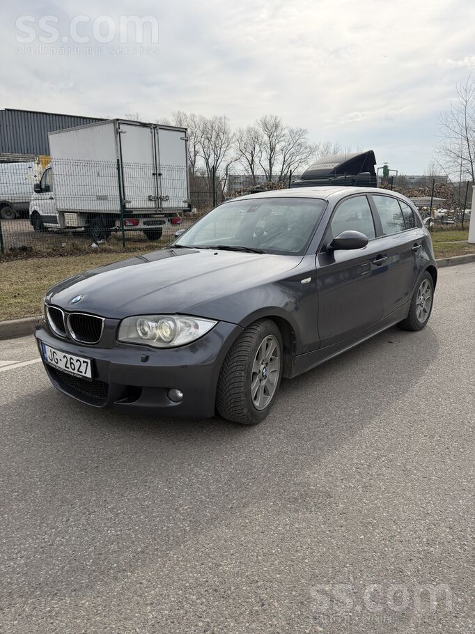 BMW Pardod BMW 120, aprīkots ar 2.0 dīzeļa dzinēju , a