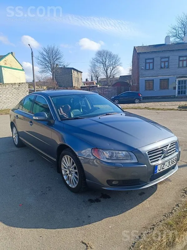 Volvo Pardodu Volvo S80, uzticams un komfortabls auto. Ī