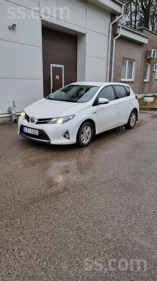 Toyota Pārdodu baltu Toyota Auris 1.8 Hybrid universālu (