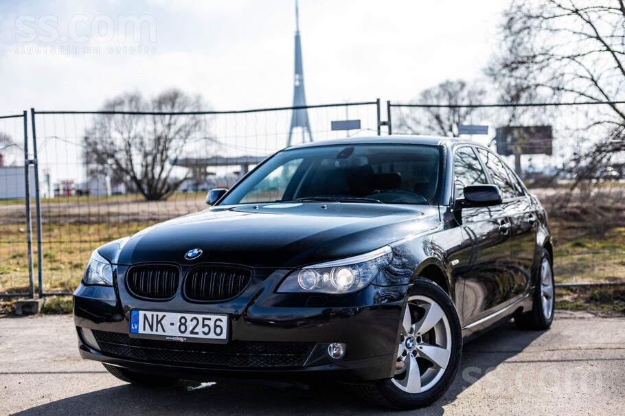 BMW BMW 530 ar 3.0 litru benzīndzinēju un automātisko 