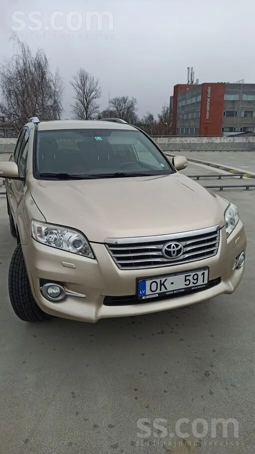 Toyota Pārdodu automašīnu Toyota Rav4.